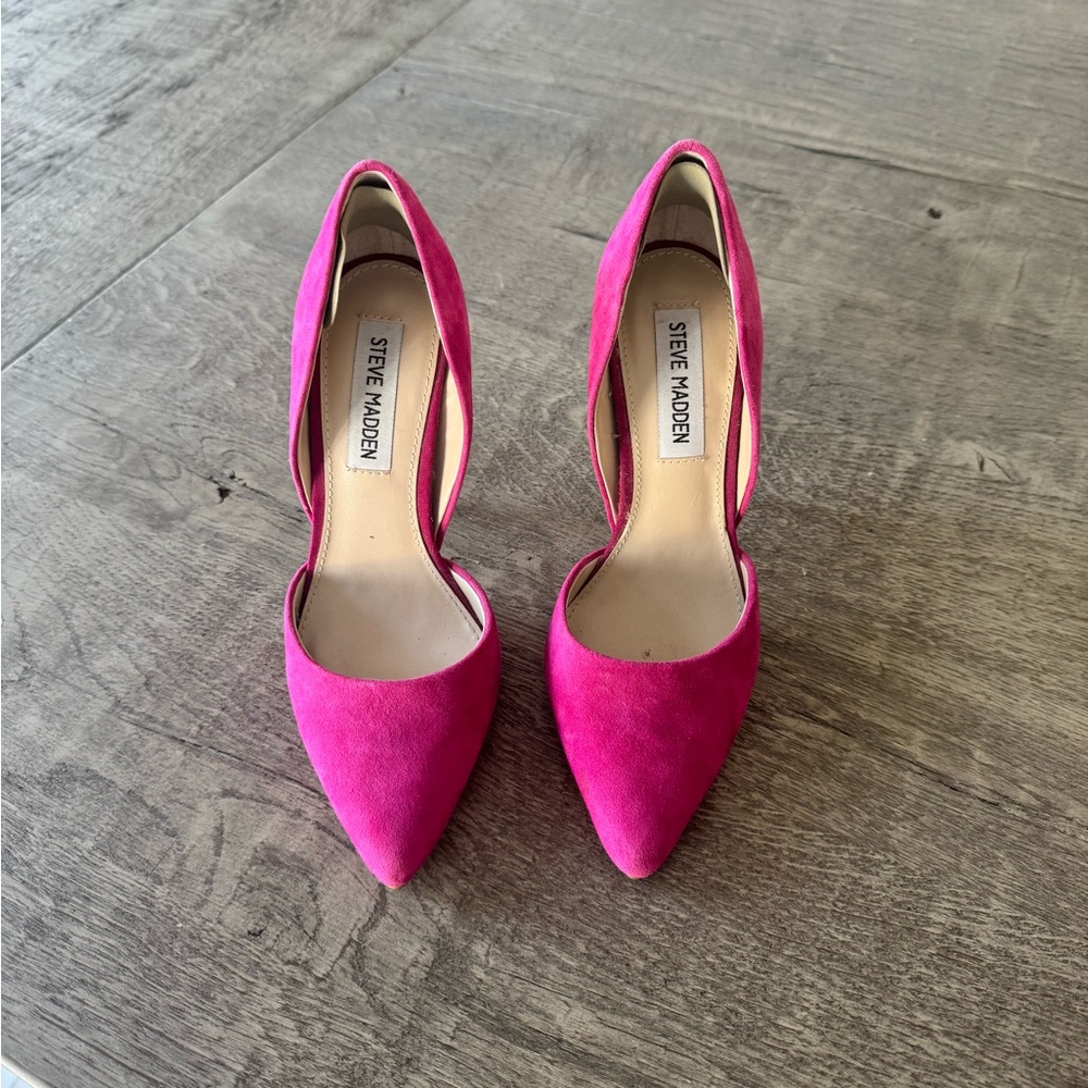 Steve Madden “Varcityy” Fuchsia Suede Heels
Size 6 · Stunning Hot Pink